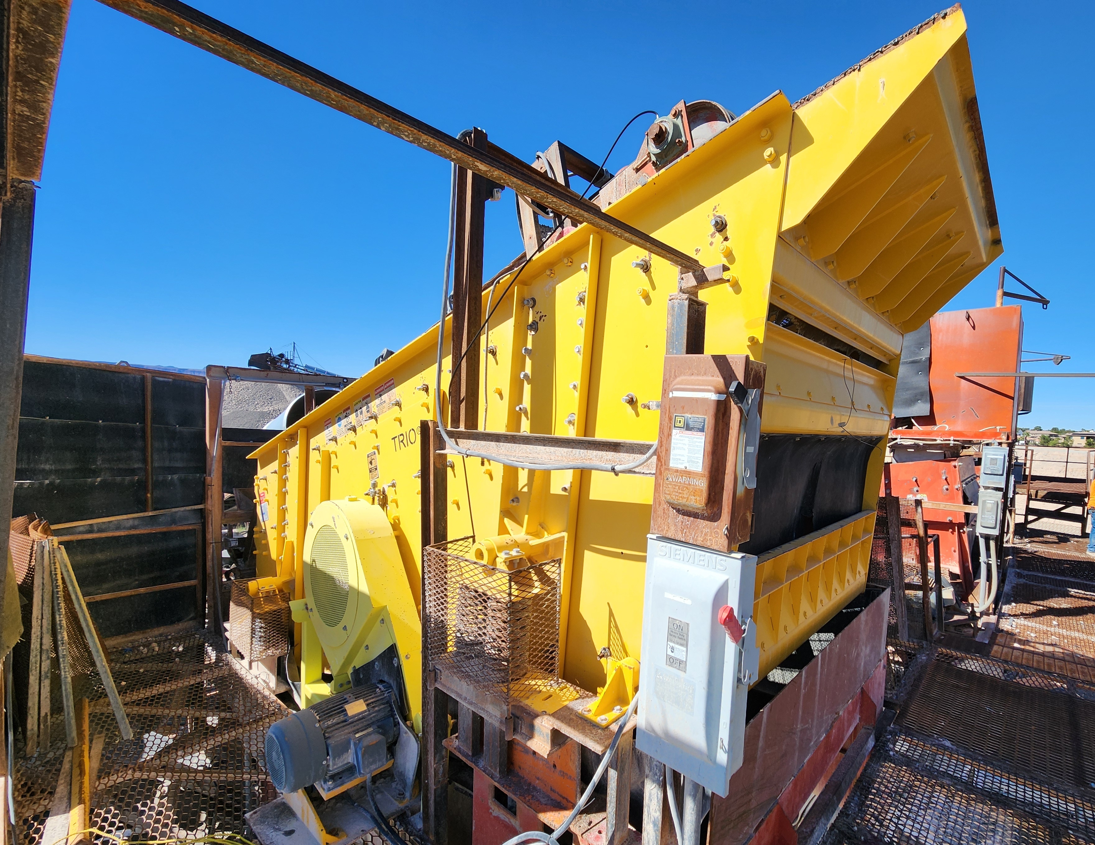 VIBRATING SCREEN - WEIR-TRIO 6’ x 16’ Three Deck Incline Vibrating Screen